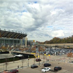 The city’s stadium authority is considering a proposal to build a parking garage for nearly 1,000 vehicles on the North Shore in the shadow of Heinz Field to make up for spaces lost to development.
