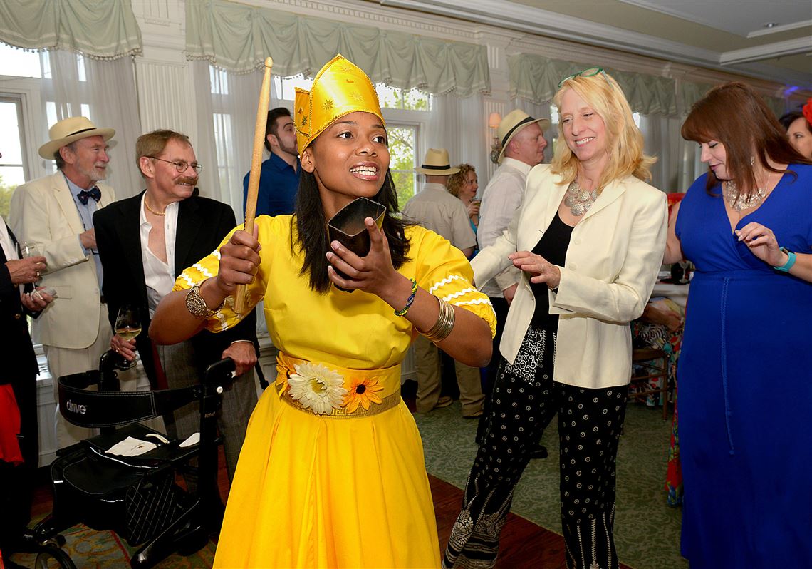 Teanna Medina leads the conga line into dinner.