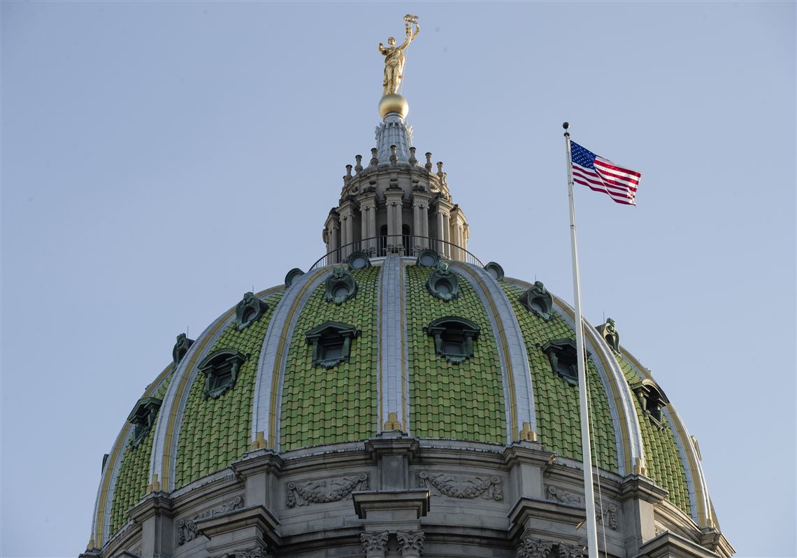 An Amer­i­can flag flies at the Penn­syl­va­nia Cap­i­tol in Har­ris­burg.