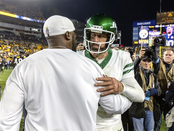 Steelers head coach Mike Tomlin, left, greets quarterback Aaron Rodgers last season. Rodgers has told the Steelers he plans to sign a one-year deal and attend minicamp next week.