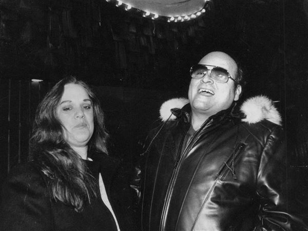 Judy and Johnny Zarra outside their club, the Electric Banana, on New Year’s Eve 1986. 