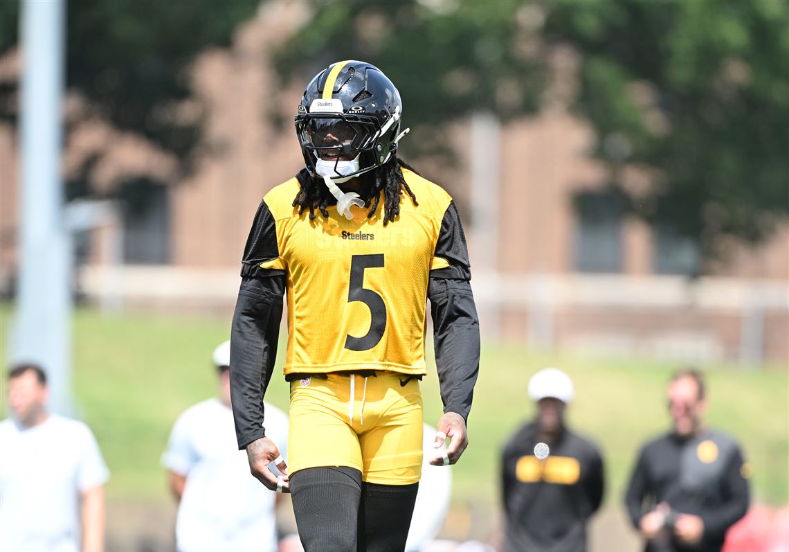 UNIQUE SCENE AT THE STADIUM: An overzealous fan threw a cup of water at Jalen Ramsey: his silent reaction said it all... During a tense practice session at Saint Vincent College, an overzealous fan made a shocking move: he threw a cup of water at Jalen Ramsey, shouting sarcastically: "Get off the field...", in the stunned eyes of many players, Security immediately intervened to prevent the worst, but no one expected Jalen Ramsey's next action to receive a standing ovation...vannguyen