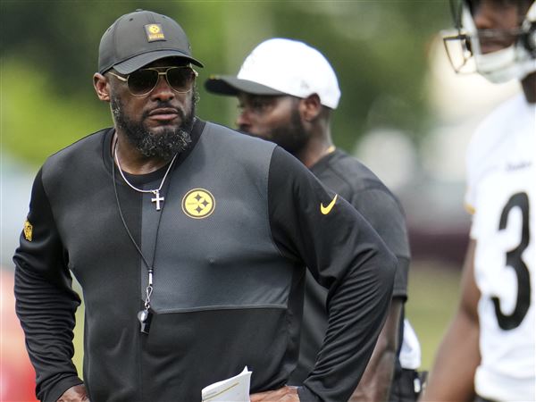Pittsburgh Steelers head coach Mike Tomlin, left, watches the NFL football team's training camp in Latrobe, Pa., Thursday, July 24, 2025.