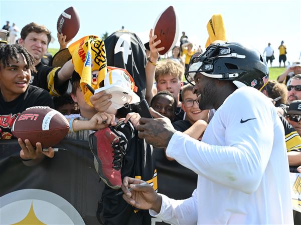 New Steelers wide receiver DK Metcalf signs autographs after practice on the first day of Steelers Training Camp at Saint Vincent College in LatrobeThursday, July 24, 2025.