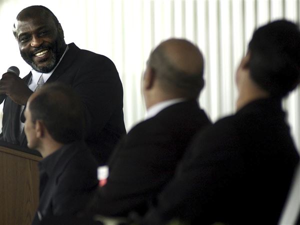 Dwight Muhammad Qawi, boxer who went from prison to 2-weight world champion, dies at 72