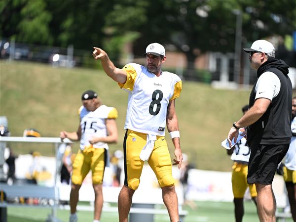 Quarterback Aaron Rodgers (8) points to tight end Pat Freiermuth after a play at Steelers Training Camp at Saint Vincent College in Latrobe on Tuesday, August 12, 2025. 