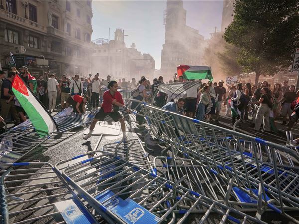 Spanish prime minister wants Israel banned from sports events after chaos at cycling race